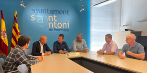 Responsables del Ayuntamiento de Sant Antony Portmany en el acto de firma del convenio.
