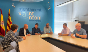 Responsables del Ayuntamiento de Sant Antony Portmany en el acto de firma del convenio.