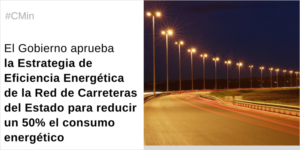 Carretera iluminada con farolas ubicadas en fila.