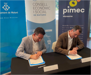 Dos hombres firmando el acuerdo.