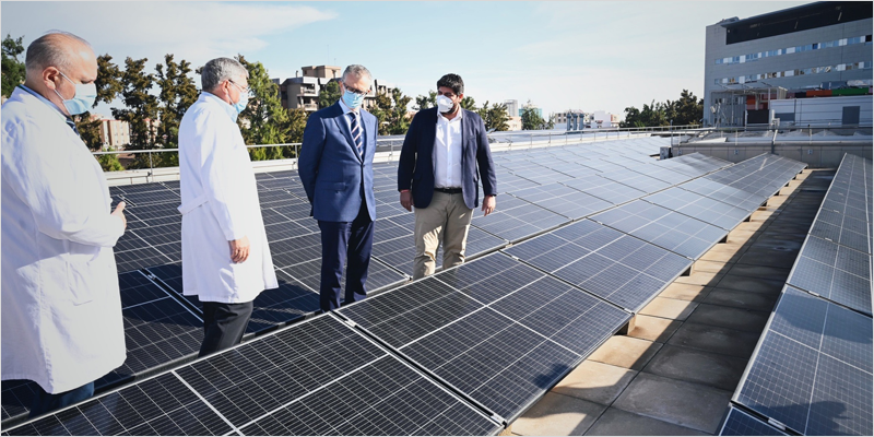 Visita de las instalaciones solares fotovoltaicas en el tejado de un hospital murciano.
