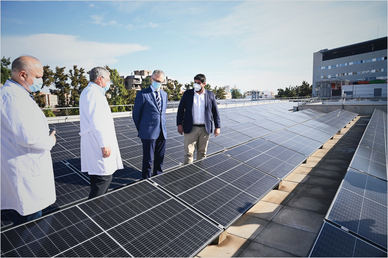 Visita de las instalaciones solares fotovoltaicas en el tejado de un hospital murciano.