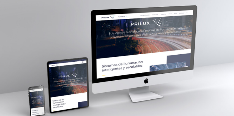 Ordenador, tablet y móvil con la web de Prilux abierta.