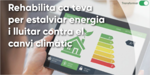Una chica de espaldas sujetando una tablet con una infografía de una casa y las barras de eficiencia energética.