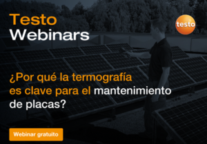 Un hombre midiendo delante de unas placas solares y el texto con el titulo del webinar de Testo '¿Por qué la termografía es clave para el mantenimiento de placas?'