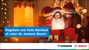 Madre, padre e hija con gorros de Papá Noel y muy contentos delante de los regalos.
