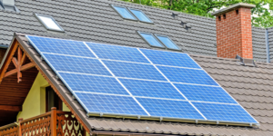 Casa con placas solares.