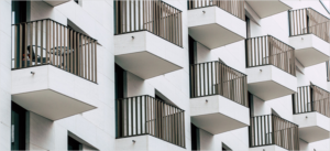 Edificio con balcones.