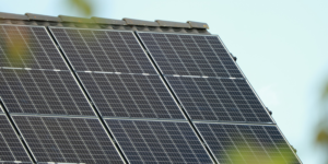 Placas solares en un techo.