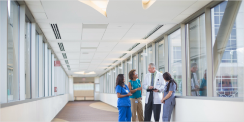 La iluminación LED de LEDVANCE permite un ahorro energético de hasta el 80% en los hospitales