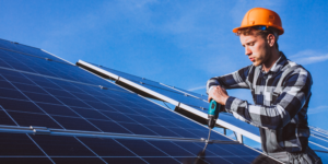 Instalador montando placas solares.