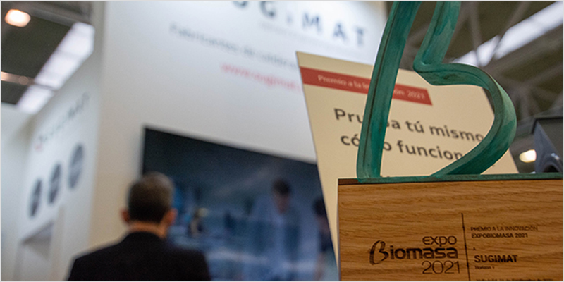 Trofeo Expobiomasa 2021 y el stand de la empresa premiada.