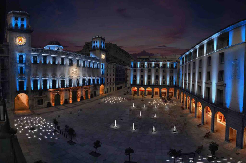 Ayuntamiento y plaza de Alicante iluminada de noche.