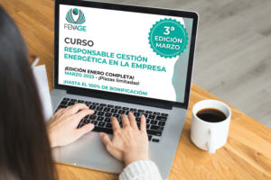 Portátil y unas manos escribiendo y un café.