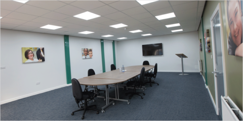 Un colegio de Reino Unido mejora su instalación de iluminación con el panel Endurance de Ansell Lighting