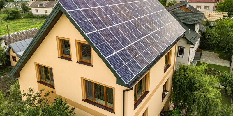 Casa con placas solares en el tejado.