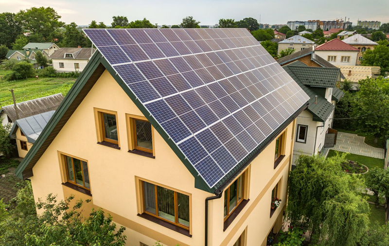 Casa con placas solares en el tejado.