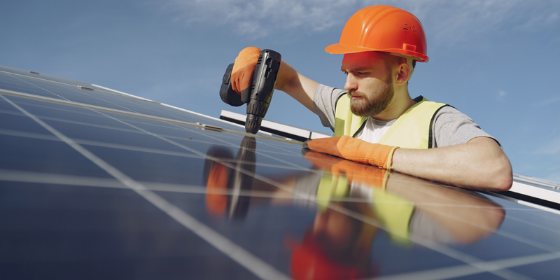 Hombre instalando placas solares.