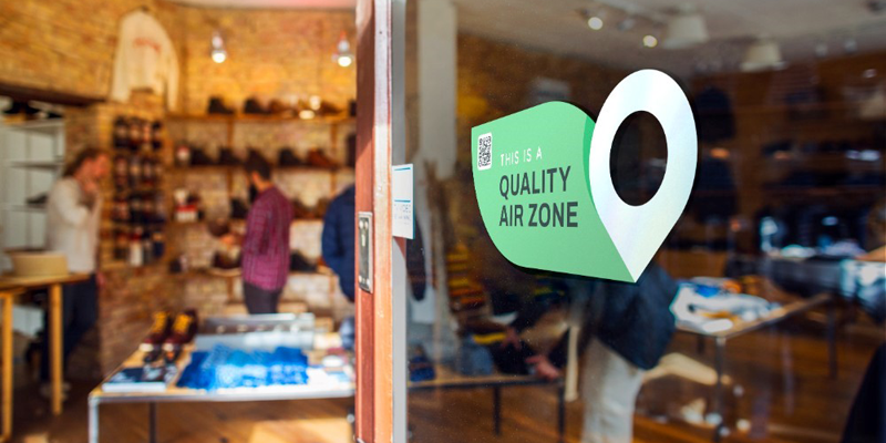 Interior de un establecimiento y la pegatilla del sello quality air zone.