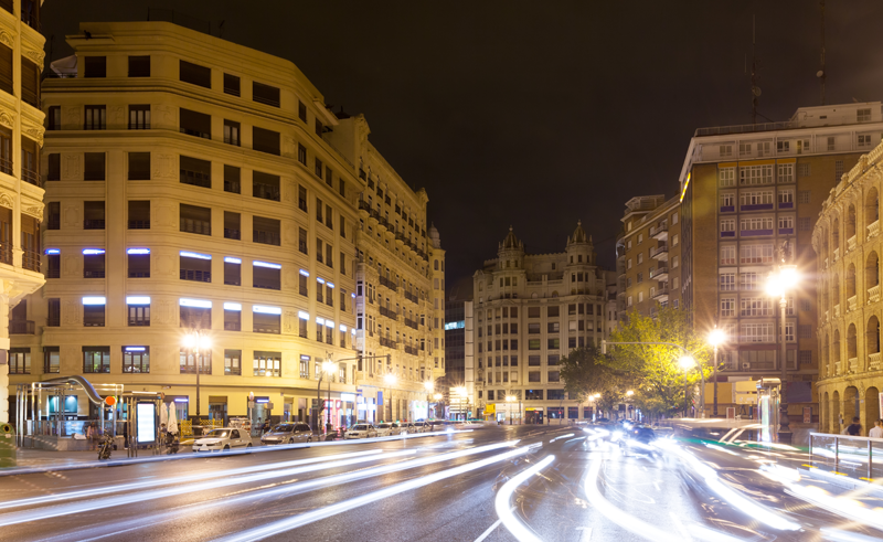 Calle de Valencia iluminada de noche.