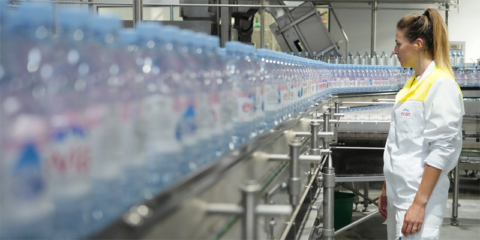 La planta de embotellado de evian aumenta su eficiencia energética mediante el plan de servicio y modernización de Schneider Electric