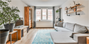 Salón luminoso con sofá marrón y muebles en marrón.