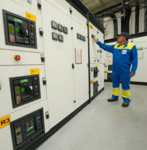 Operario en la sala de máquinas.