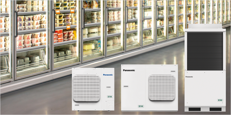 Congeladores industriales en un supermercado y tres modelos de aparatos de refrigeración de Panasonic.