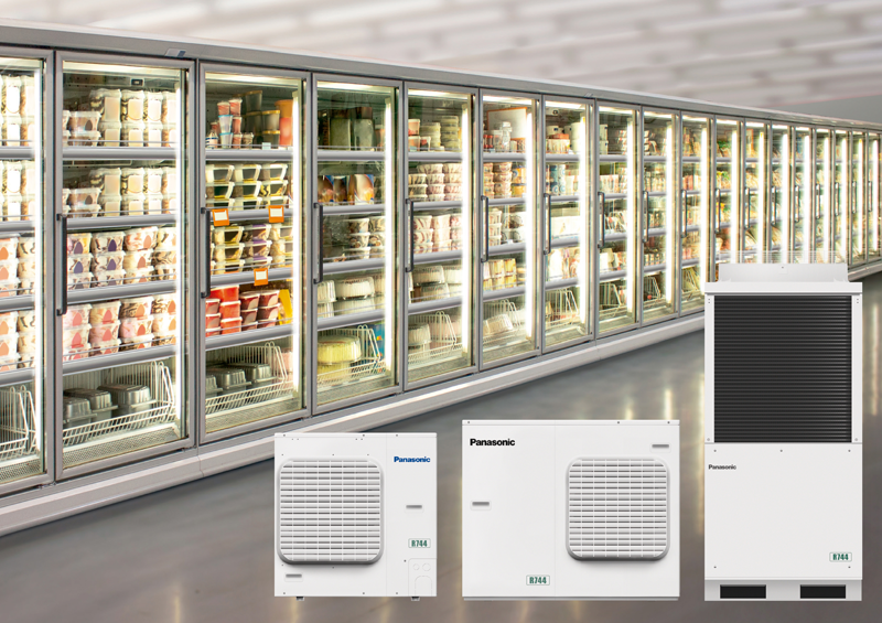 Congeladores industriales en un supermercado y tres modelos de aparatos de refrigeración de Panasonic.