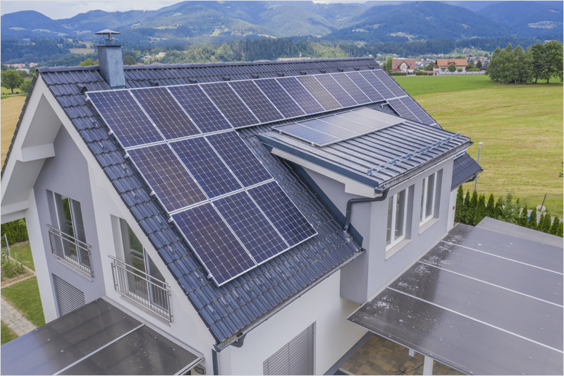 Casa unifamiliar con el tejado lleno de placas solares.