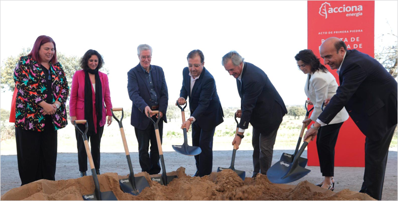 Siete personas con palas cogiendo tierra en el acto de colocación de la primera piedra de una construcción.