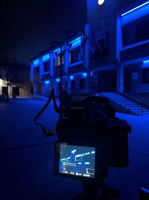 Ayuntamiento iluminado con luz azul.