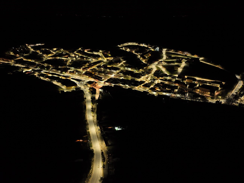Vista aérea municipio Ruidera iluminado de noche.