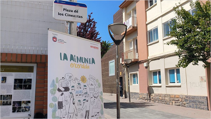 Calle de La Almunia, farola y un cartel de La Almunia Encendida.