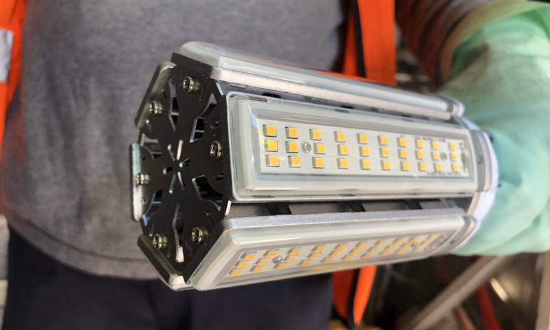 Primer plano lámpara LED en la mano de un operario.