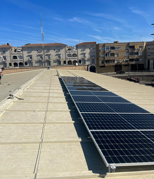 Placas fotovoltaicas instaladas en un tejado.
