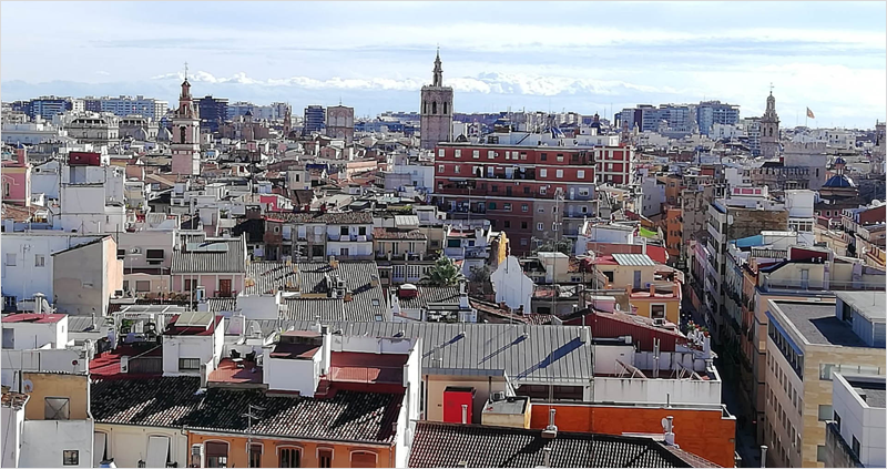 Vista aérea de edificios de varias alturas en Valencia.