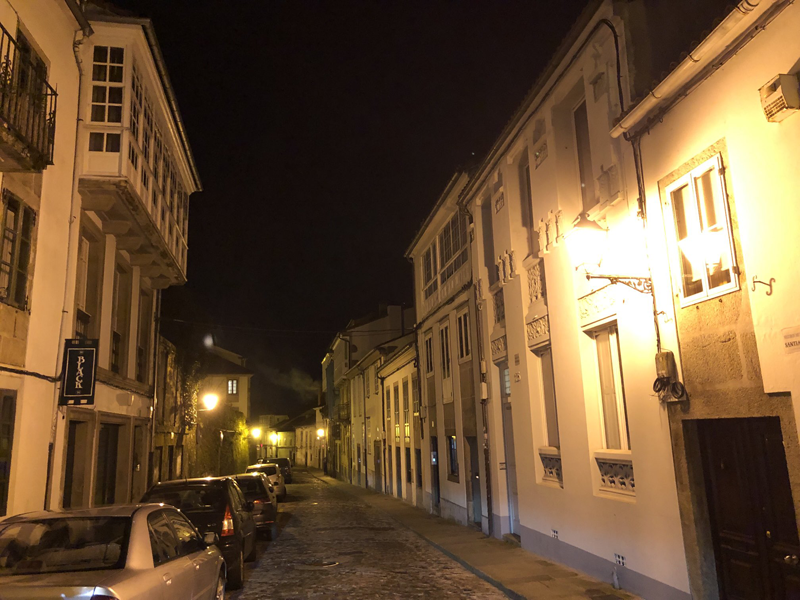 Calle de Santiago de Compostela iluminada de noche.