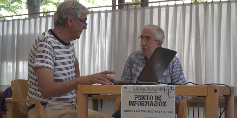 Un punto de información sobre factura energética en Pamplona asesora a mayores de 65 años