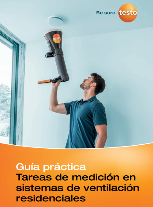 Hombre con un aparato alargado midiendo en un ventilador ubicado en el techo.