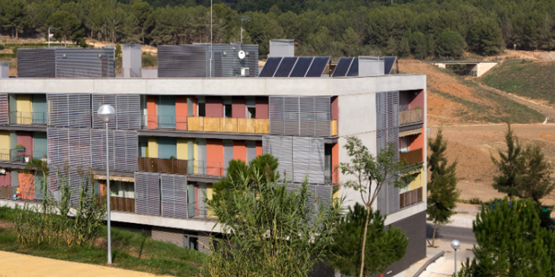 Edificio de viviendas con placas solares en el tejado.