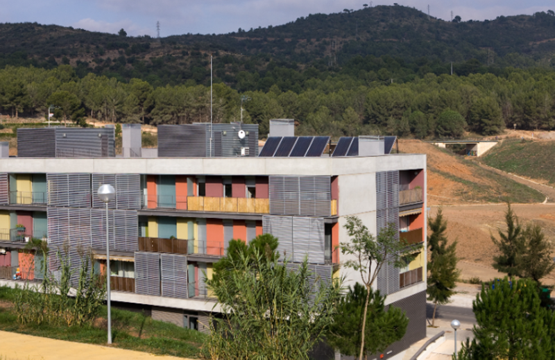 Edificio de viviendas con placas solares en el tejado.