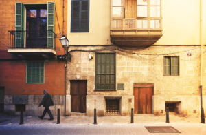 Bloque de viviendas con balcón.