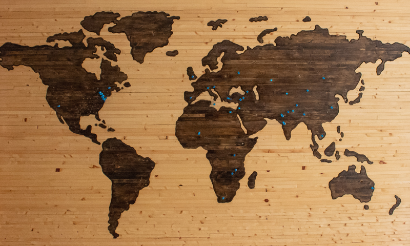 Mapa mundo con puntos azules en modo chincheta.