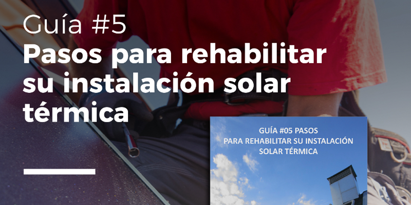 Instalador en un tejado y foto de la portada de la guía de rehabilitación solar térmica.