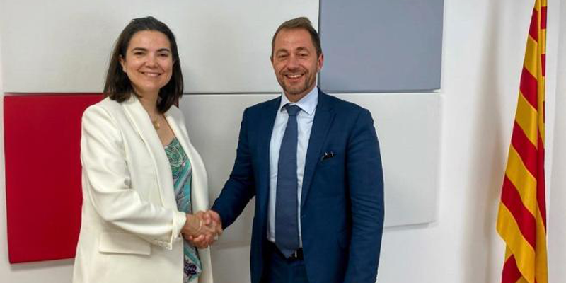 Hombre y mujer estrechándose la mano.