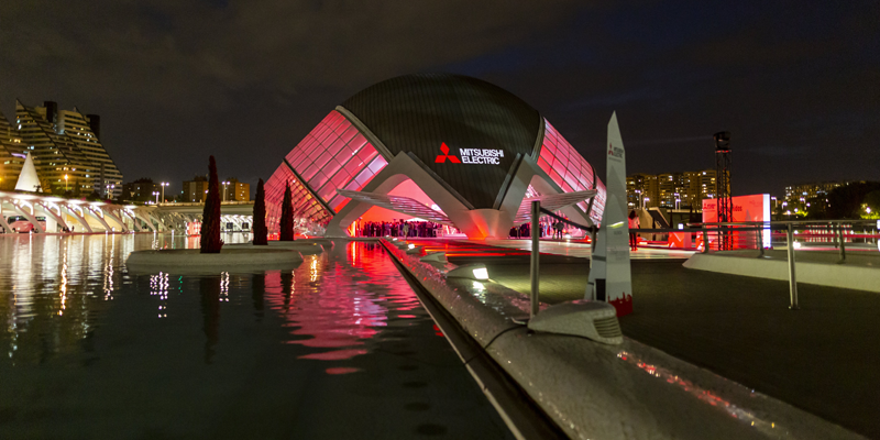 Ciudad de las Artes y las Ciencias iluminado de rojo por la noche.