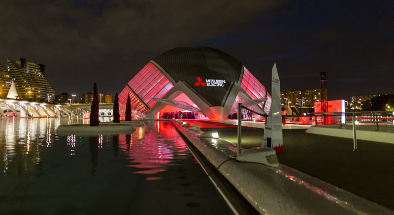 Ciudad de las Artes y las Ciencias iluminado de rojo por la noche.