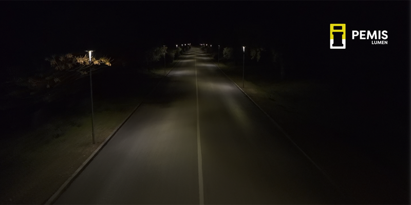 Carretera y farolas iluminándola de noche.