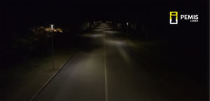 Carretera y farolas iluminándola de noche.